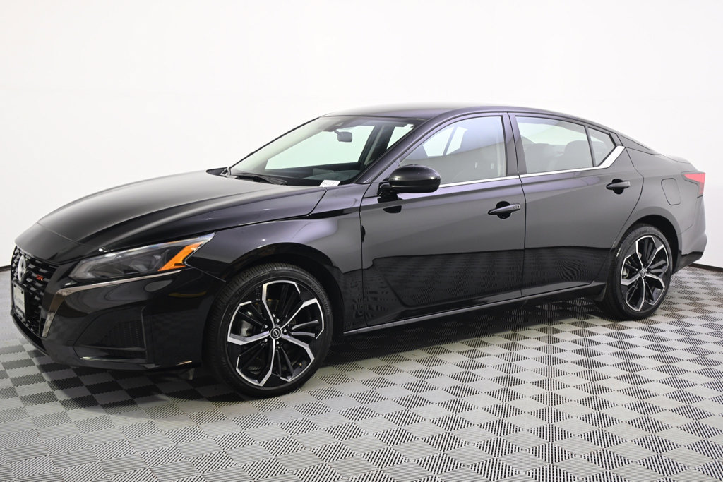 Used 2025 Nissan Altima 2.5 SR AWD/4WD image 2