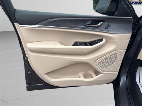 Used 2024 Jeep Grand Cherokee L Limited image 6