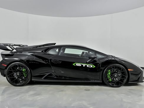 Used 2022 Lamborghini Huracan STO image 14