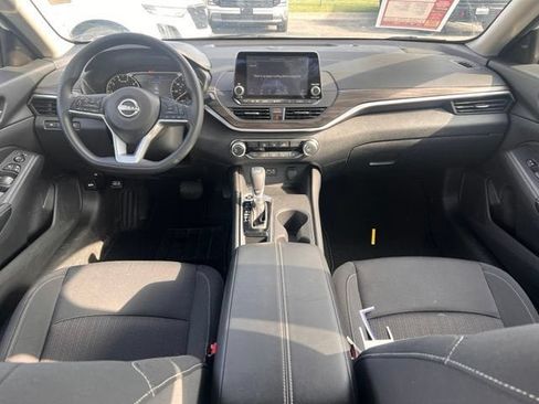 Used 2025 Nissan Altima 2.5 SV FWD image 10