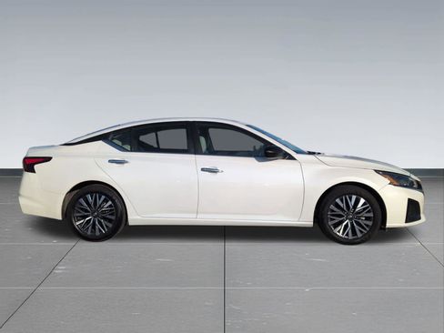 Used 2025 Nissan Altima 2.5 SV FWD image 7