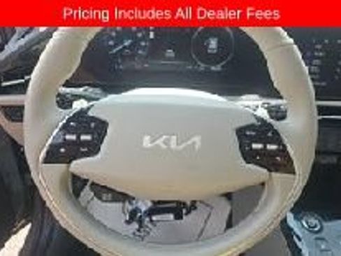 Certified 2023 Kia Niro Wind w/ Wind Preserve Package FWD image 8