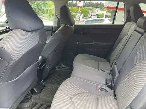Used 2022 Toyota Highlander LE AWD/4WD image 12