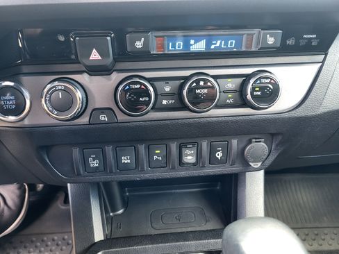 Certified 2017 Toyota Tacoma TRD Off-Road AWD/4WD image 16