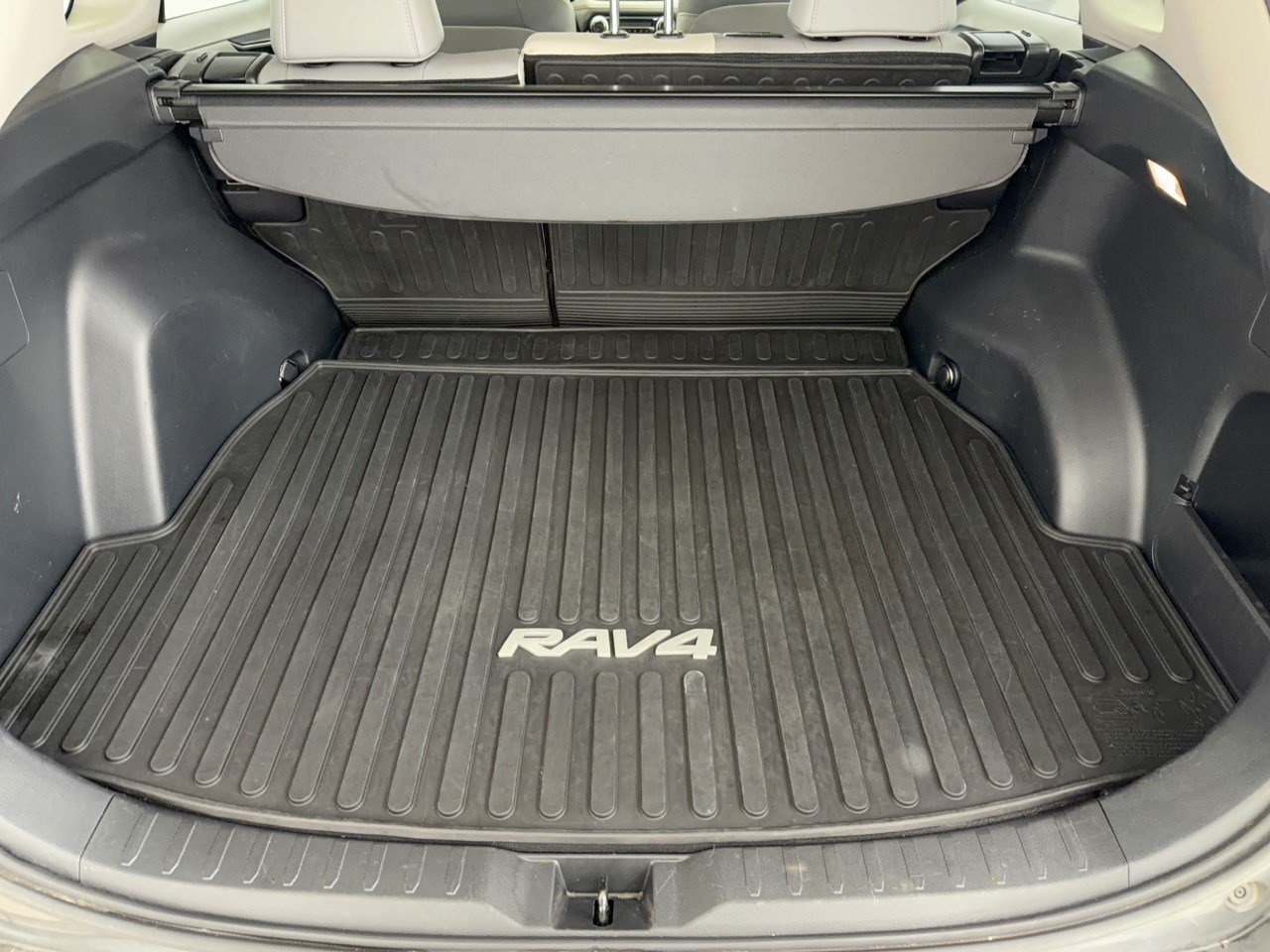 Used 2019 Toyota RAV4 XLE Premium FWD image 28
