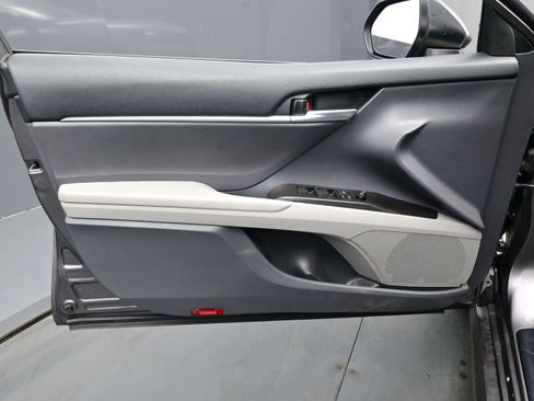 Used 2023 Toyota Camry SE image 9