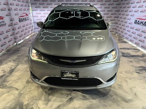 Used 2020 Chrysler Pacifica Touring-L FWD image 4