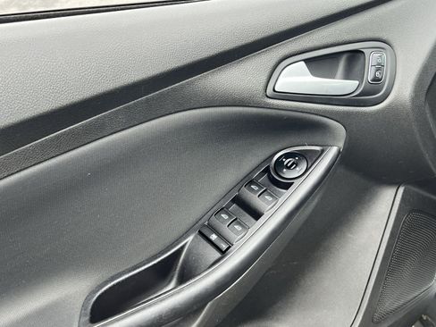 Used 2015 Ford Focus SE w/ SE Cold Weather Package FWD image 15