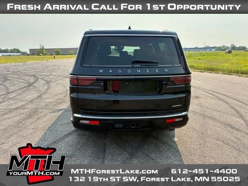 Used 2024 Jeep Wagoneer L Series III w/ Flexible Seating Group AWD/4WD image 7