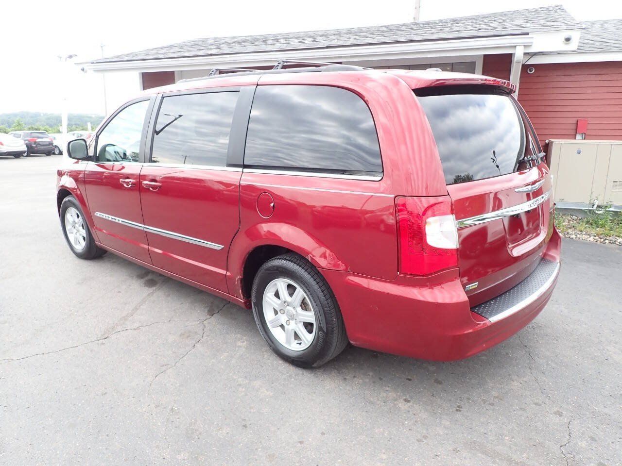 Used 2013 Chrysler Town & Country Touring FWD image 4