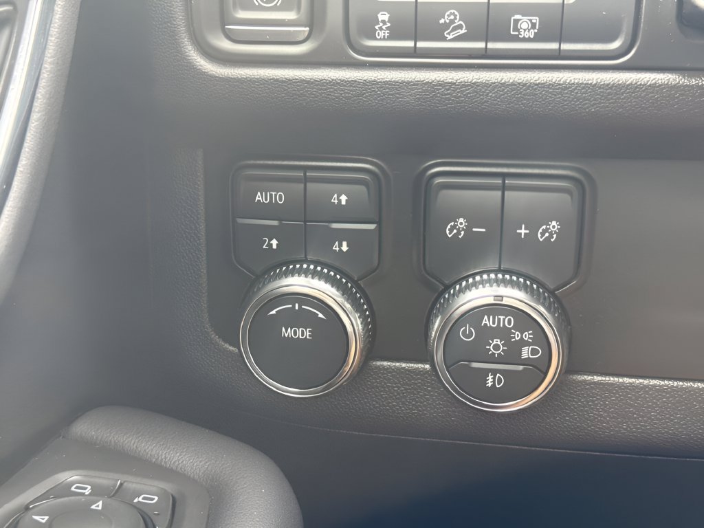 Used 2024 GMC Yukon XL AT4 w/ Technology Package AWD/4WD image 24