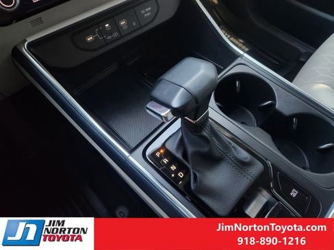 Used 2025 Kia Carnival EX image 22