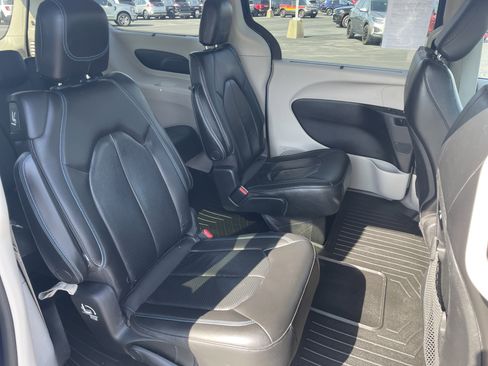 Used 2021 Chrysler Pacifica Touring-L image 22