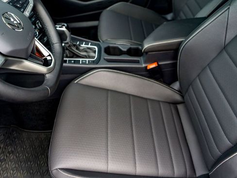 Used 2024 Volkswagen Jetta SE w/ Panoramic Sunroof Package FWD image 11