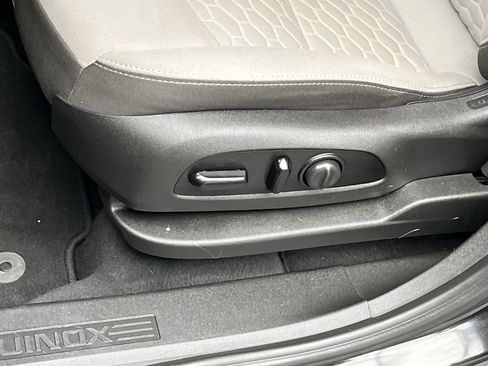 Used 2020 Chevrolet Equinox LS w/ LS Convenience Package AWD/4WD image 9