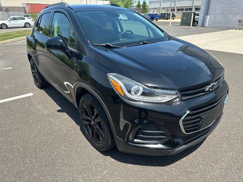 Used 2018 Chevrolet Trax LT w/ Redline Edition FWD image 3