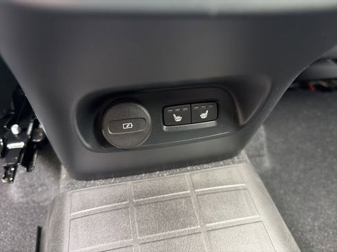 Used 2023 Volvo XC40 B5 Plus w/ Driver Assist Package AWD/4WD image 5