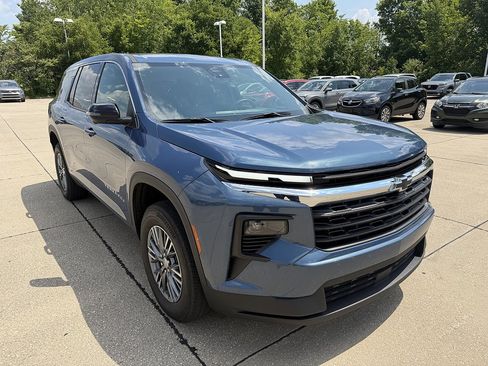 Used 2024 Chevrolet Traverse LS FWD image 2