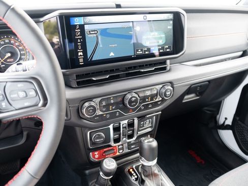 Used 2024 Jeep Wrangler Unlimited Rubicon w/ Technology Group AWD/4WD image 3