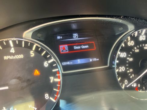 Used 2019 Nissan Pathfinder SL image 2