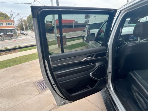 Used 2024 Jeep Wagoneer L Series II w/ Flexible Seating Group image 33