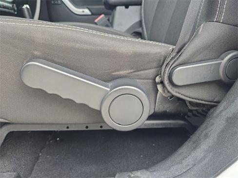 Used 2017 Jeep Wrangler Unlimited Sahara w/ Connectivity Group image 15