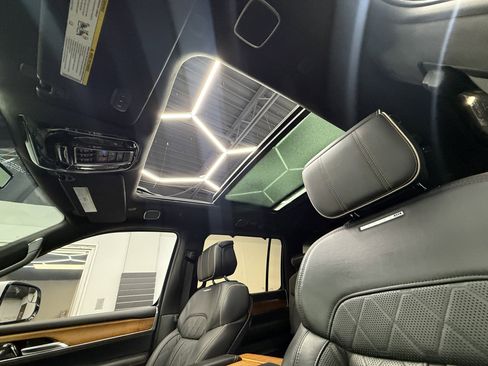 Used 2022 Jeep Grand Wagoneer Series III image 13