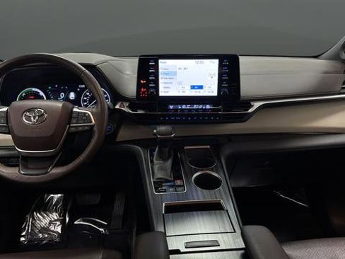 Used 2021 Toyota Sienna Platinum image 16