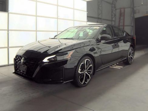 Used 2023 Nissan Altima 2.5 SR w/ SR Premium Package AWD/4WD image 2