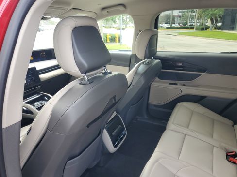 Used 2025 Lincoln Nautilus Premier image 16