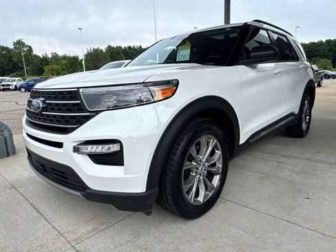 Certified 2023 Ford Explorer XLT w/ Equipment Group 202A AWD/4WD image 3