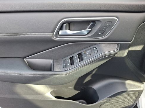 Used 2024 Nissan Rogue Platinum w/ Platinum Premium Package image 12