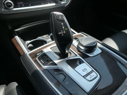 Used 2020 BMW 740i w/ Premium Package RWD image 24