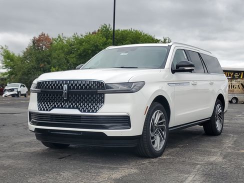 New 2026 Lincoln Navigator L Reserve AWD/4WD image 2