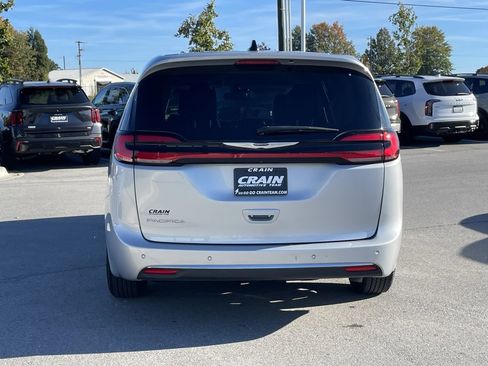 Used 2024 Chrysler Pacifica Touring-L image 6