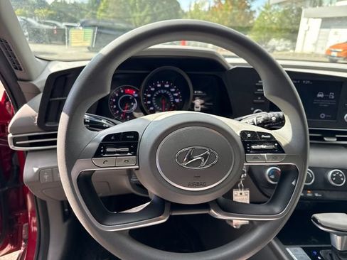 Used 2022 Hyundai Elantra SE FWD image 18