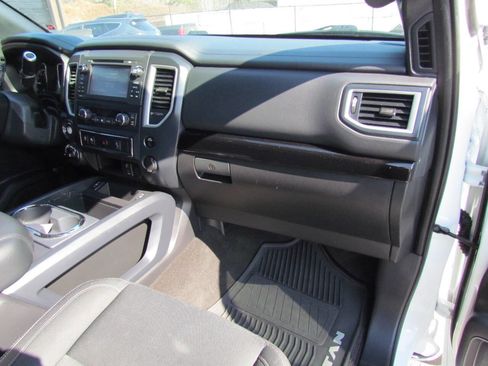 Used 2018 Nissan Titan SV w/ SV Convenience Package image 16