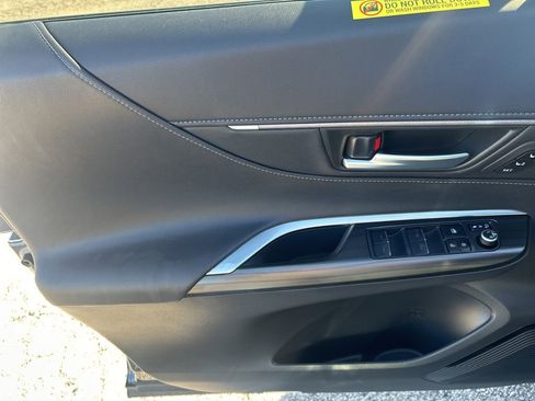 Used 2021 Toyota Venza Limited w/ Carpet Mat Package (TMS) image 12