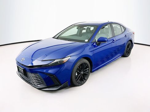 Used 2025 Toyota Camry SE FWD image 3