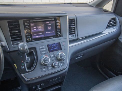 Used 2018 Toyota Sienna SE image 26