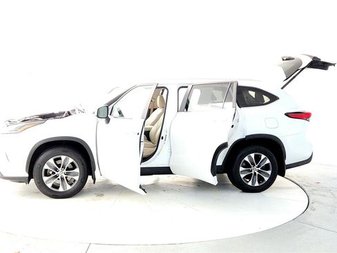 Used 2023 Toyota Highlander XLE image 10