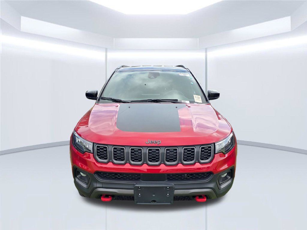Used 2025 Jeep Compass Trailhawk AWD/4WD image 2