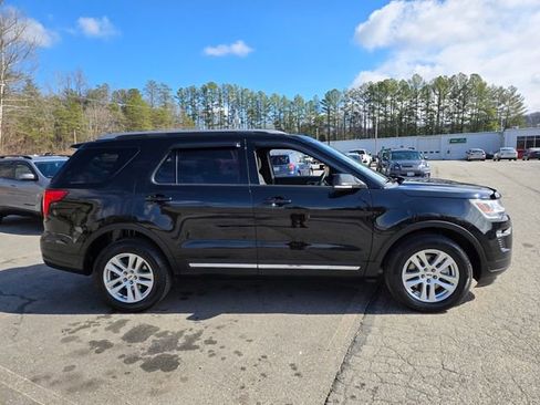 Used 2018 Ford Explorer XLT w/ Equipment Group 202A image 8