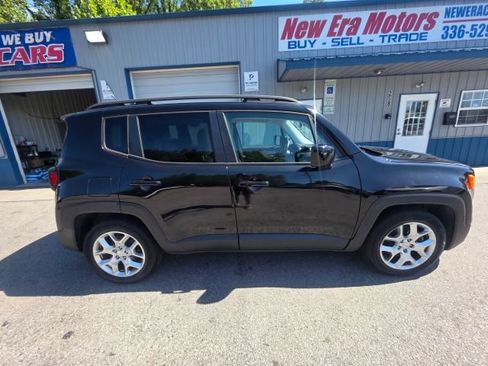 Used 2016 Jeep Renegade Latitude FWD image 4