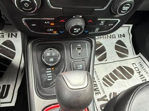Used 2018 Jeep Compass Trailhawk w/ Leather Interior Group AWD/4WD image 5