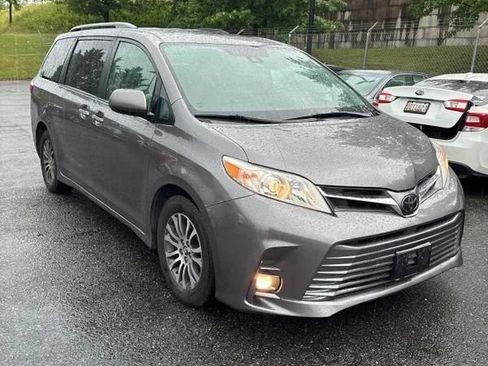 Used 2018 Toyota Sienna XLE w/ XLE Navigation Package FWD image 10