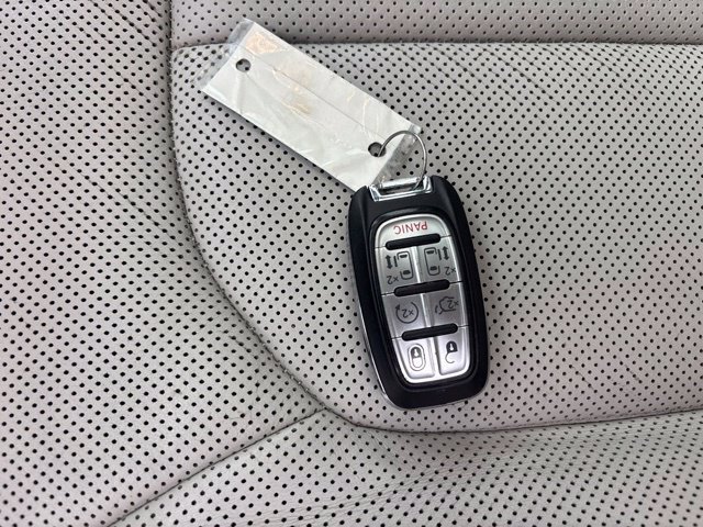 Used 2017 Chrysler Pacifica Limited w/ UConnect Theater Package FWD image 31