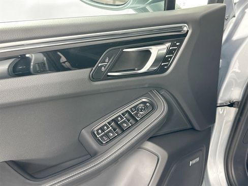 Certified 2025 Porsche Macan image 32
