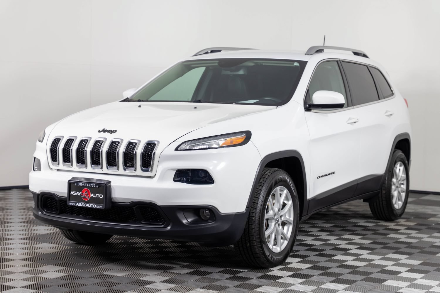 Used 2018 Jeep Cherokee Latitude Plus w/ Cold Weather Group AWD/4WD image 2