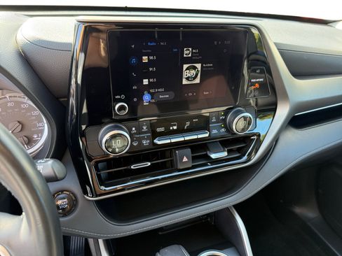 Used 2023 Toyota Highlander LE FWD image 12